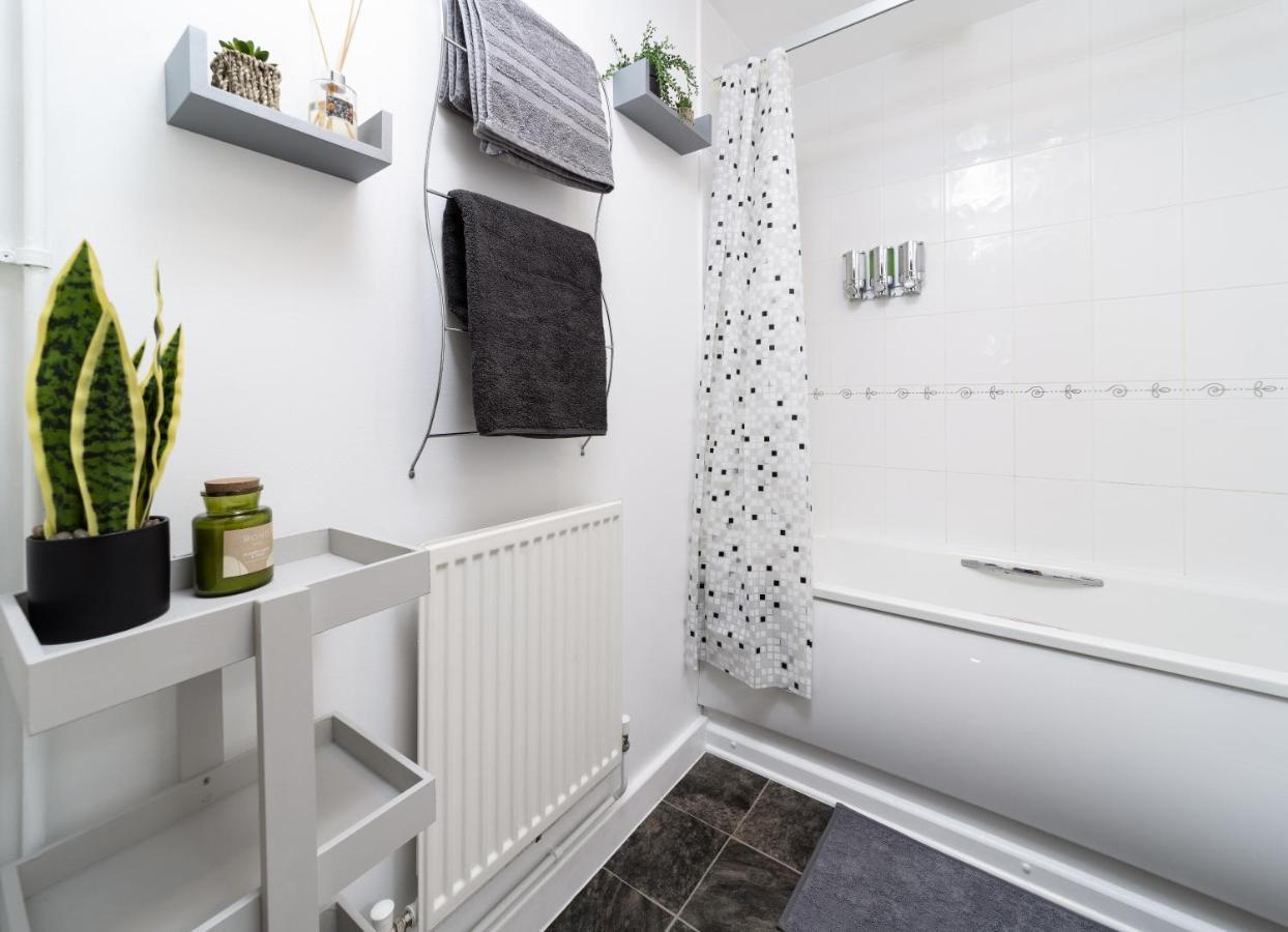 Charming 2Br Ground Floor Flat In Sholing, 11 Mins From City Centre - Recently Set Up With Love Саутхамптън Екстериор снимка